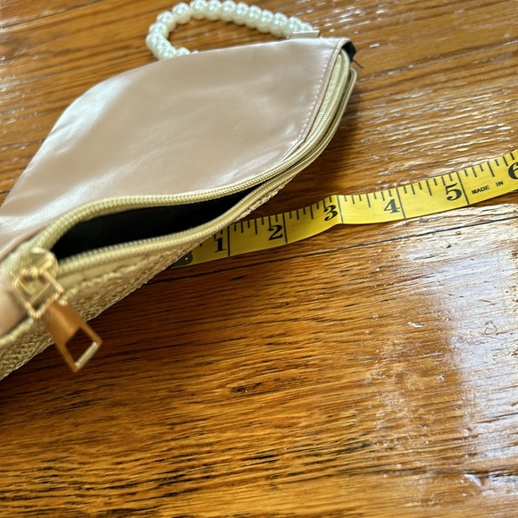 No brand tag. Small zip close bag with pearl bracelet handle. - Picture 8 of 8